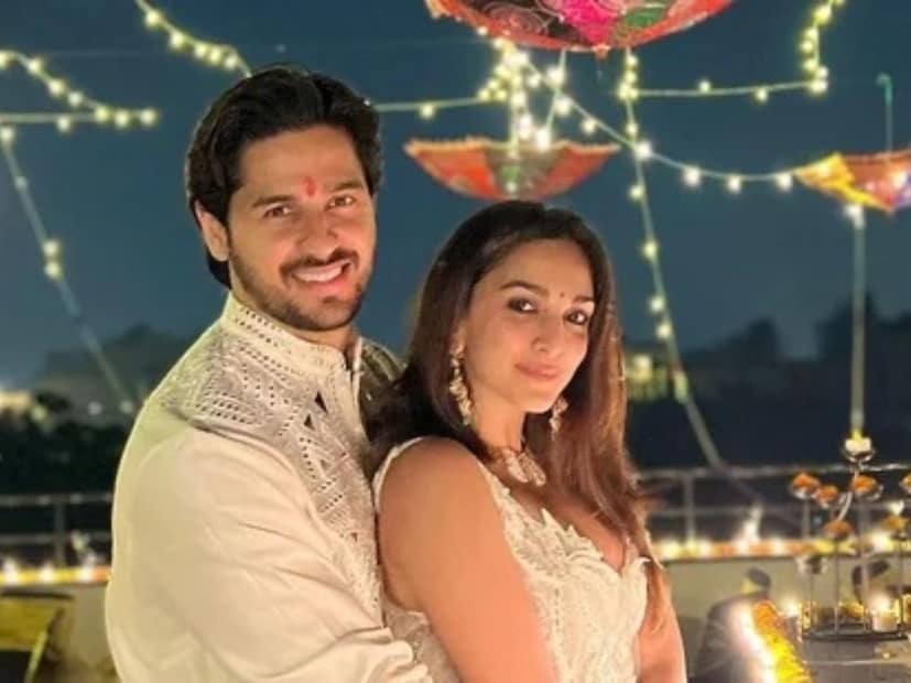  कियारा आणि सिद्धार्थने लेकीचा पहिला फोटो शेअर करत कॅप्शनमध्ये लिहिलं आहे,"आमची प्रार्थना, आमच्या हातात आहे. आमचा आशीर्वाद, आमची राजकुमारी, सरायाह मल्होत्रा".