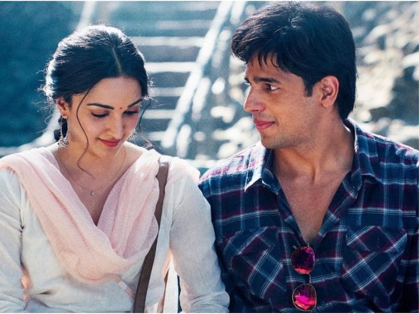  कियारा आडवाणी आणि सिद्धार्थ मल्होत्राच्या लव्हस्टोरीची सुरुवात 'शेरशाह' या चित्रपटाच्या शूटिंगदरम्यान झाली होती. या सिनेमाच्या सेटवर कियारा आणि सिड एकमेकांच्या प्रेमात पडले. पुढे 2023 मध्ये ते लग्नबंधनात अडकले.