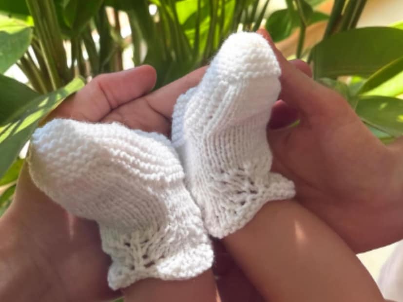  लेकीच्या जन्मानंतर सिद्धार्थ आणि कियाराच्या आयुष्यात एक नवा अध्याय सुरू झाला आहे. सिद्धार्थ-कियाराने लेकीच्या पाऊलांचा गोड फोटो शेअर केला आहे. दोघांनीही लाडक्या लेकीचे पाऊले आपल्या हातात घेतली आहेत.