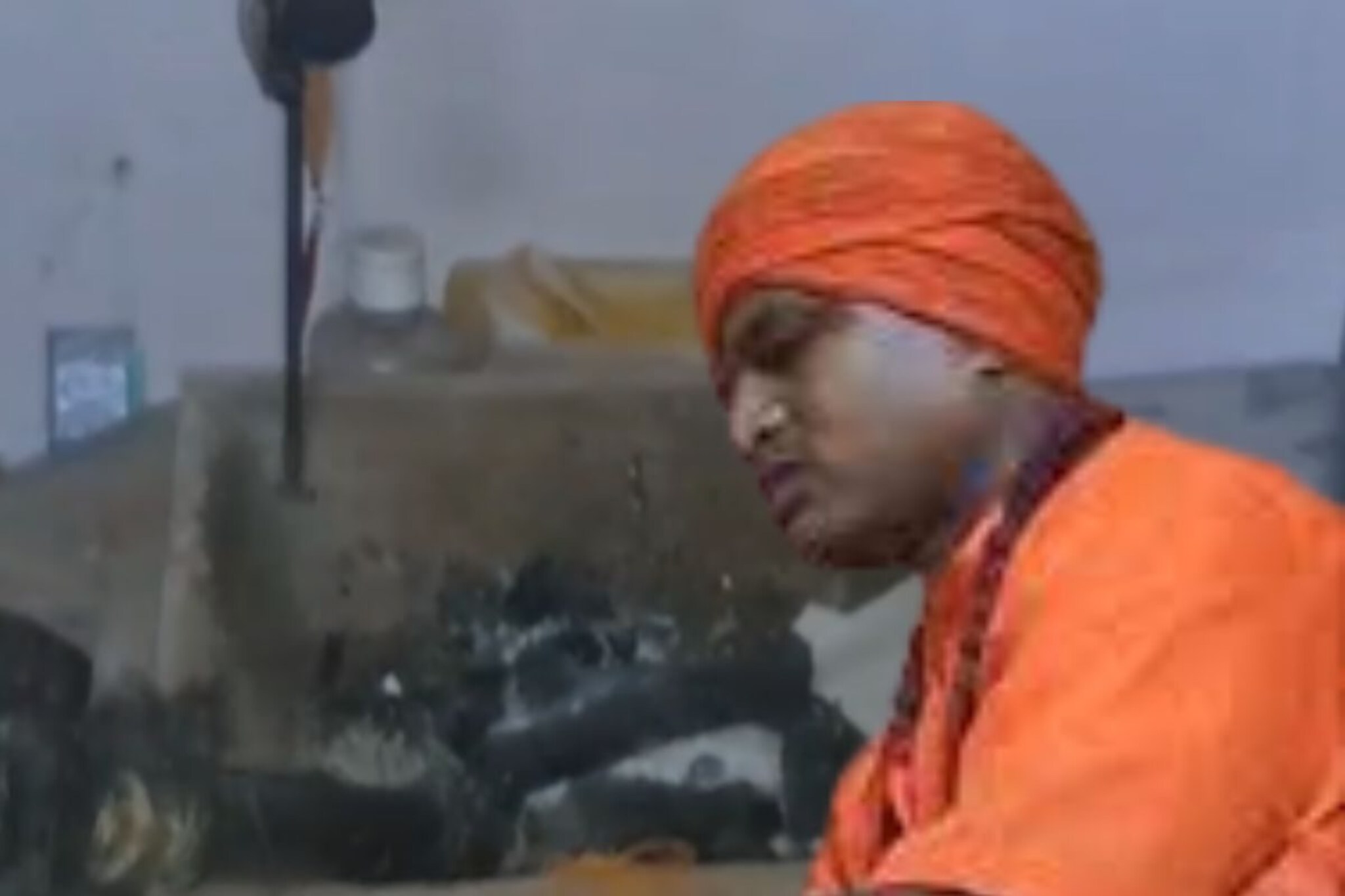 कंडोमची पाकिटं,कवट्या, गंडे दोरे; कोल्हापूरच्या चुटकी बाबाचा दरबार उघडला