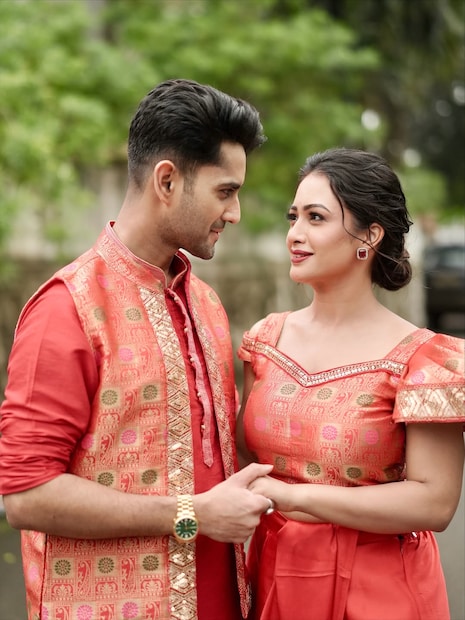 मराठी मालिका विश्वातील हँडसम हंक अभिनेता म्हणून मंदारची ओळख आहे. याआधी मंदार 'सुख म्हणजे नक्की काय असतं' या मालिकेतून प्रेक्षकांच्या भेटीला येत होता. ही मालिका संपल्यानंतर मंदार आणि गिरीजाची जोडी पुन्हा एकदा 'तू काय झालीस तू' या मालिकेतून प्रेक्षकांच्या भेटीला आली. 