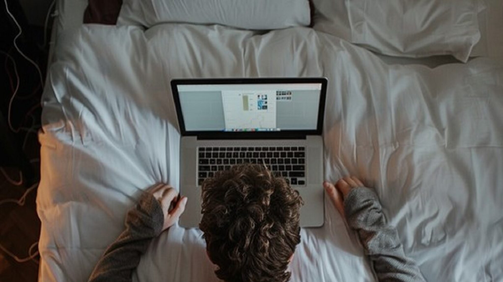 Laptop mistakes: बेडवर लॅपटॉपचा वापर करणं पडू शकतं महागात, या 5 चुका अवश्य टाळा 