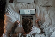 Laptop mistakes: बेडवर लॅपटॉपचा वापर करणं पडू शकतं महागात, या 5 चुका अवश्य टाळा