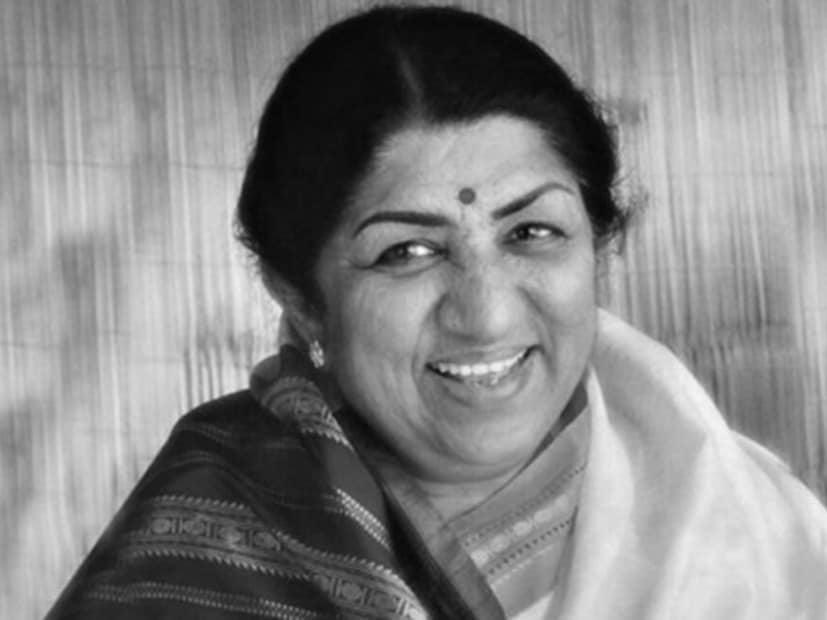  तेरा मेरा प्यार अमर हे गाणं अभिनेत्री साधना यांच्यावर चित्रित केलेले आहे. 3 मिनिटे 54 सेकंदांचे 'तेरा मेरा प्यार अमर' हे एक रोमँटिक गाणं आहे आणि जुन्या काळातल्या प्रेक्षकांप्रमाणेच नव्या पिढीतही हे गाणं हिट आहे.