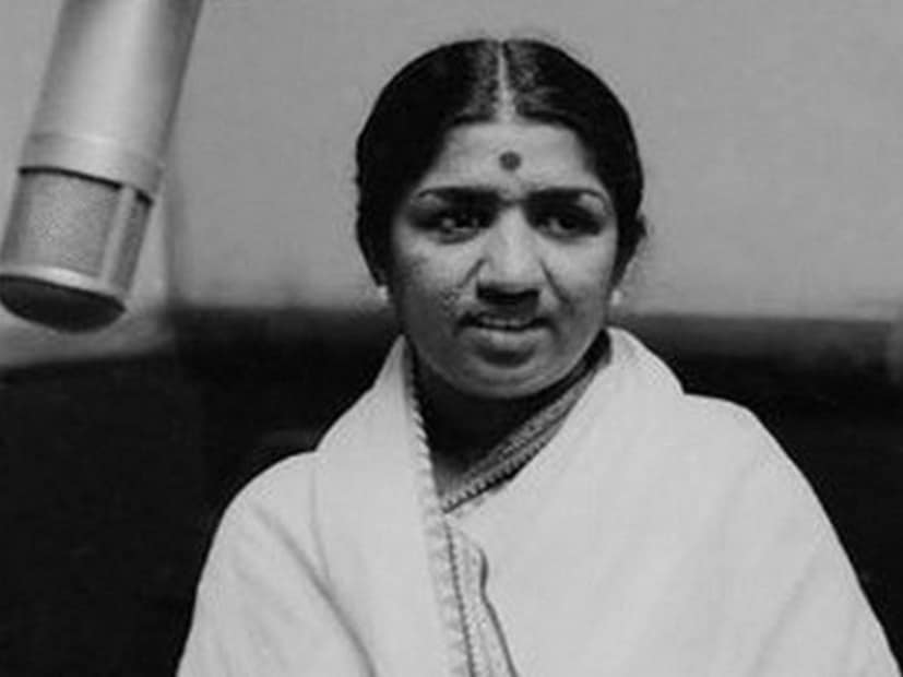  लता मंगेशकर यांनी 2022 मध्ये या जगाचा निरोप घेतला. त्याआधी त्यांनी हिंदीसह इतर 14 भाषांमध्ये अंदाजे 50 हजार गाण्यांना आपला आवाज दिला आहे. असली नकली चित्रपटातील 'तेरा मेरा प्यार अमर' हे त्यापैकी एक सर्वोत्कृष्ट गाणं मानलं जातं.