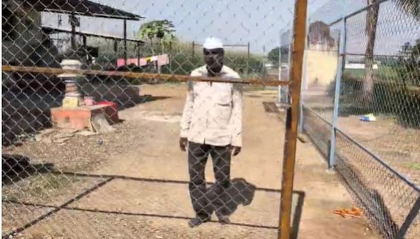  शिरूर तालुक्यातील पिंपरखेड परिसरात तर बिबट्याची मोठी दहशत असलेली पाहायला मिळत असुन या भागात बिबट्याचा वावर एवढा वाढलाय की लोकांनी घाबरून आता आपल्या घराभोवती पिंजरा उभारला आहे. 