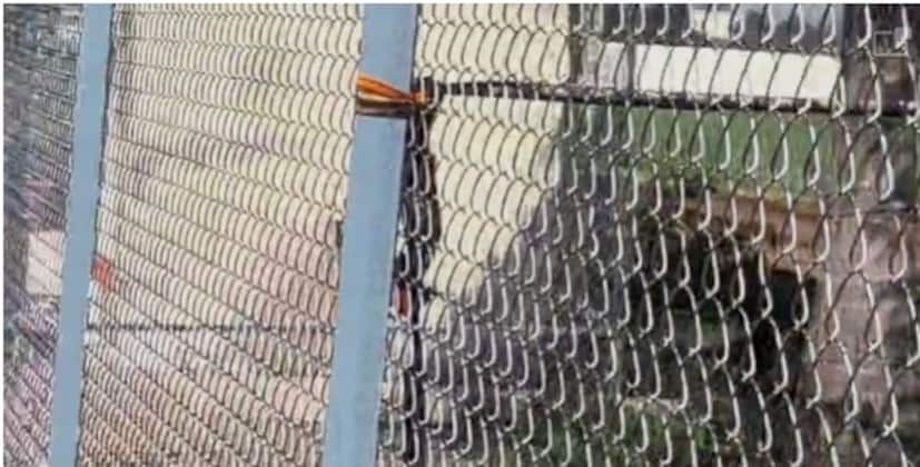  पूर्वी प्राणी पिंजऱ्यात राहत होते आणि माणसं मोकळी वावरत होती. पण उत्तर पुणे जिल्ह्यात बिबट्याची दहशत वाढली आणि आता ठिकठिकाणी माणसानेच आपल्या घराभोवती तार जाळ्यांचा मोठा पिंजरा करून घेतलेला पाहायला मिळत आहे.