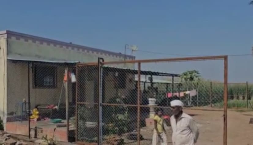 तर दुसरीकडे घराच्या आसपास देखील बिबट्या घुटमळताना दिसतो. त्यामुळे घरात देखील सुरक्षीत राहण्यासाठी नवी शक्कल लढवली आहे.