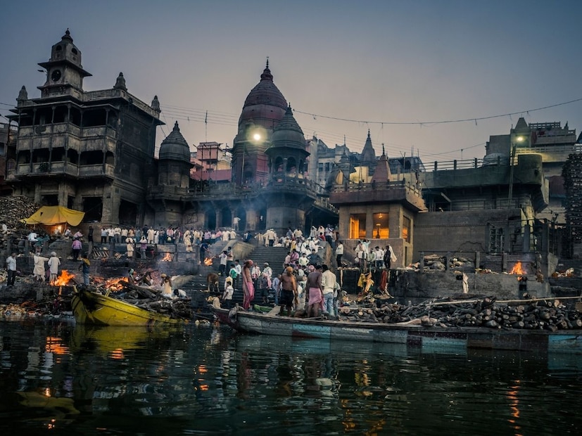 मृत्यूनंतर काय होतं? असा प्रश्न बहुतेकांना पडतो. मृत्यूनंतरही जग आहे असं म्हणतात. काही लोक मृत्यूनंतर जिवंत झालो, आपण मृत्यूनंतरचं जग पाहिलं असा दावा करतात. यावर कितपण विश्वास ठेवायचा ते सांगू शकत नाही. पण काही लोक असे आहेत जे मृत्यूला सर्वात जवळून पाहतात. ते म्हणजे स्मशानभूमीतील कामगार. मृत्यूनंतर काय होतं, याबाबत स्मशानातील  कामगारांनी उघड केलेलं सत्य धक्कादायक आहे.