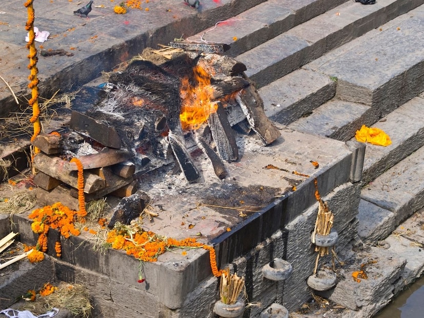 जेव्हा मृतदेह चितेवर ठेवला जातो आणि अग्नी लावला जातो तेव्हा शरीरातील पाणी वाफेत बदलतं. या वाफेमुळे स्नायू फुगतात, हातपाय हालतात. असं दिसतं की जणू प्रेत जिवंत झालं आहे. कधीकधी शरीर उलटंदेखील होतं.