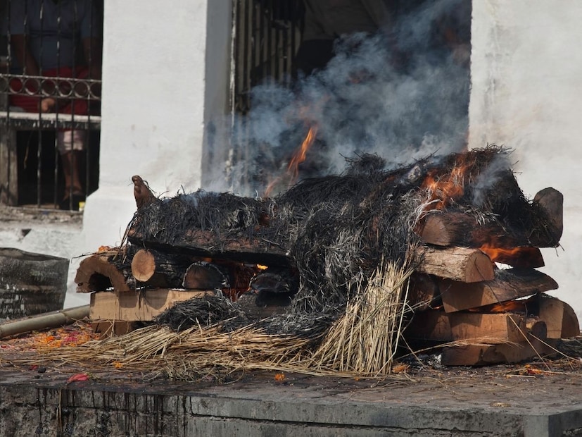6-12 तासांनंतरचा क्षण तर  सर्वात भयावह आहे. शरीरातील उरलेले वायू आणि स्नायू अचानक आकुंचन पावतात. अचानक मृतदेहाचं धड वर येतं, हात पुढे सरकतात, कधीकधी डोळे देखील उघडतात. हे पाहून, नवीन कर्मचारी पळून जातो.