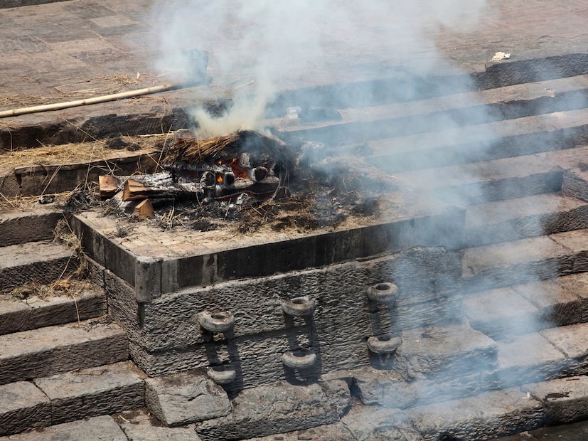 त्यांनी सांगितल्यानुसार 2-6 तासांनी रिगोर मॉर्टिस सुरू होतं. सुरुवातीला शरीर कडक होऊ लागतं. हात आणि पाय सरळ होतात. तोंड उघडं राहतं. असं वाटतं जणू मृतदेह ओरडत आहे.