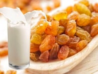 रात्री झोपण्यापूर्वी एकत्र खा दूध आणि मनुके; हे 'सीक्रेट फायदे' तुम्हाला माहीतच नसतील!