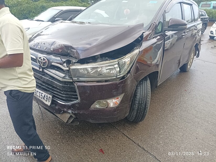 अपघातात जखमींना तातडीने रुग्णालयात हलविण्यात आले असून, वाहतूक पोलिसांनी त्या परिसरातील रहदारी सुरळीत ठेवण्यासाठी प्रयत्न सुरू केले आहेत.