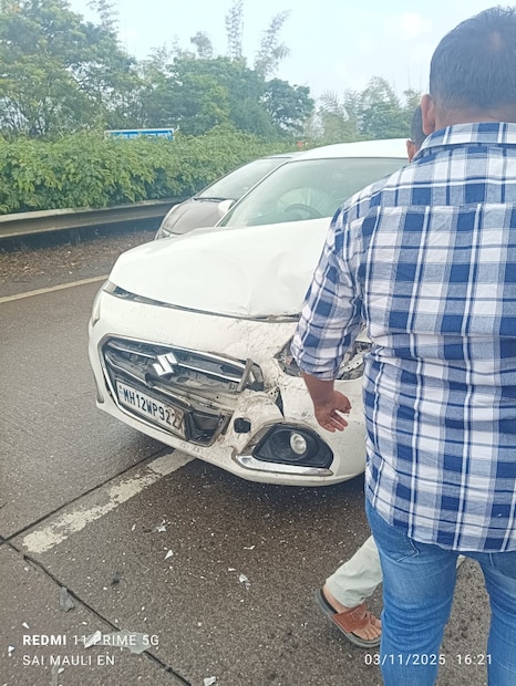 प्राथमिक माहितीनुसार, दोन व्यक्ती या ट्रकमध्ये अडकल्या असल्याची भीती व्यक्त केली जात आहे. 