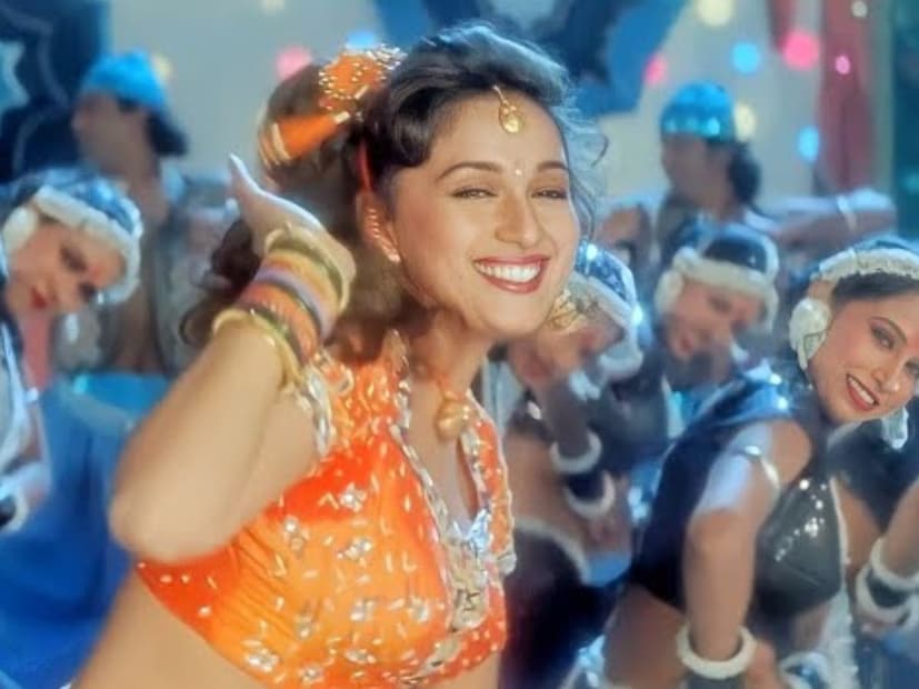  'मेरा पिया घर आया' हे 1995 मध्ये आलेल्या 'याराना' या चित्रपटातील गाणं आहे. आजही अनेक पार्ट्या ते लग्नसमारंभात हे गाणं ऐकू येतं. पण तुम्हाला ठाऊक आहे का, हे गाणं पूर्णपणे बॉलिवूडची निर्मिती नव्हतं, तर त्याचं मूळ दडलेलं होतं एका सूफी कव्वालीत, जी स्वतः उस्ताद नुसरत फतेह अली खान यांनी गायली होती.