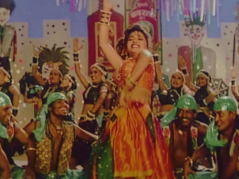  'मेरा पिया घर आया' हे काही नवीन गाणं नाही, तर नुसरत फतेह अली खान यांच्या सुप्रसिद्ध कव्वालीचं चित्रपट रूप आहे. नुसरत साहेबांच्या आवाजाची जादू आजही अनेकांना वेड लावते. 80 आणि 90 च्या दशकात ही कव्वाली सूफी संगीताची ओळख बनली होती.