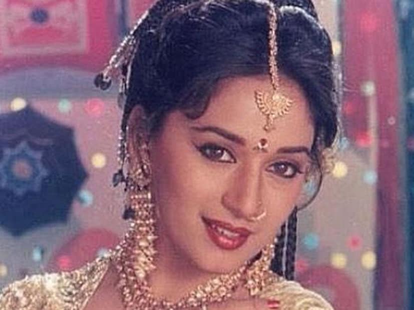  याराना चित्रपटासाठी संगीतकार आनंद मिलिंद यांनी या कव्वालीची धून घेऊन तिला एक डान्स नंबरचं रूप दिलं, तेव्हा कदाचित त्यांनाही कल्पना नव्हती की हे गाणं इतिहास घडवेल. लाल ड्रेसमधील माधुरी दीक्षितचा परफॉर्मन्स, तिचे अप्रतिम हावभाव आणि सोज्वळता या सगळ्यांनी मिळून या गाण्याला आयकॉनिक बनवलं.