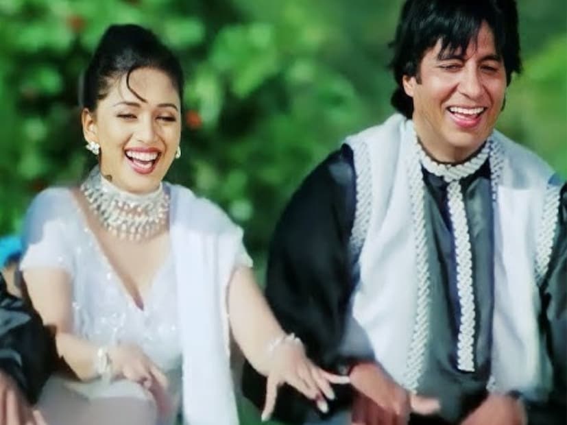  अमिताभ बच्चन आणि माधुरी दीक्षित यांनी पुढे 'बडे मियां छोटे मियां' या चित्रपटात स्क्रीन शेअर केली. दोघांची जोडी चाहत्यांच्या पसंतीस उतरली.