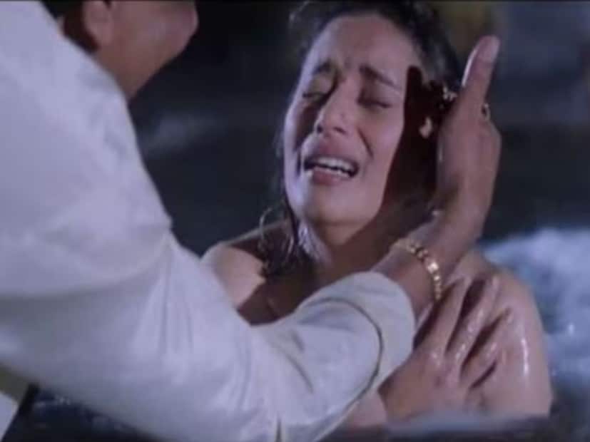  बॉलिवूडमधील हा खलनायक म्हणजे रंजीत. माधुरी दीक्षितला रंजीतसोबत एक रेप सीन द्यायचा होता. ज्यामुळे माधुरी खूप घाबरून गेली होती. इतकंच नाही तर ती रडायलाही लागली होती. हा किस्सा 1988 मध्ये रिलीज झालेल्या ‘प्रेम प्रतिज्ञा’ या चित्रपटादरम्यानचा आहे.