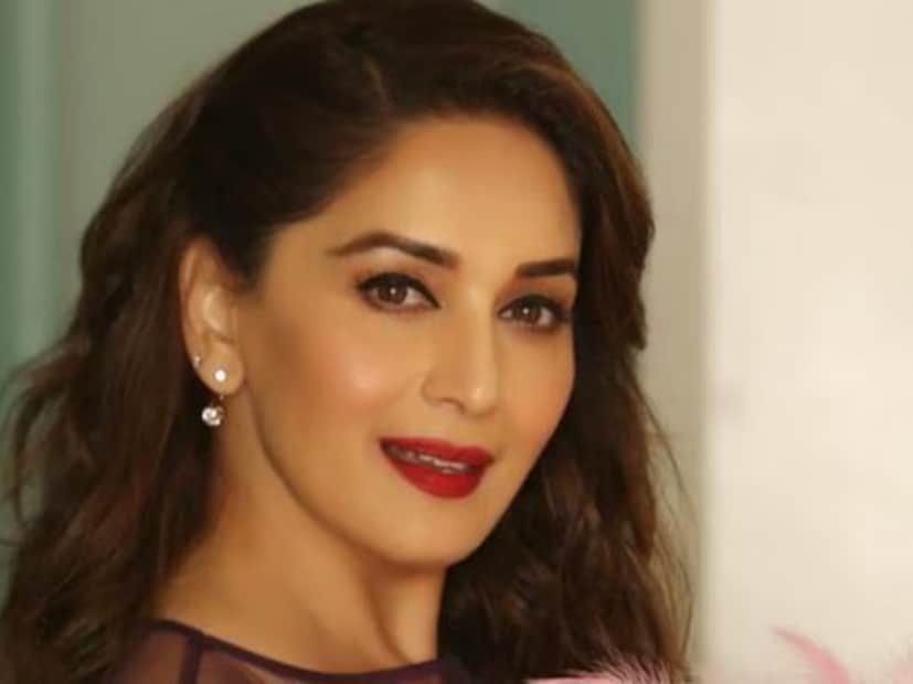  बॉलिवूडची धक धक गर्ल अर्थात माधुरी दीक्षित आजही आपल्या सौंदर्याने जगभरातील आपल्या चाहत्यांना घायाळ करत आहे. गेल्या काही दशकांपासून माधुरी प्रेक्षकांच्या हृदयावर राज्य करतेय. आजही अभिनेत्री लगादार वेगवेगळ्या प्रोजेक्टच्या माध्यमातून प्रेक्षकांच्या भेटीला येत आहे.