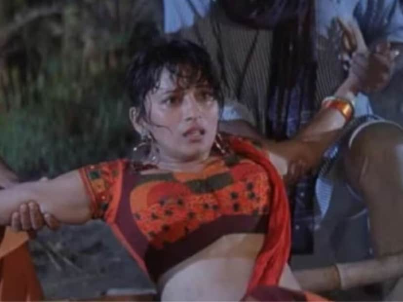 बॉलिवूडमधील टॉप अभिनेत्रींपैकी एक असणाऱ्या माधुरी दीक्षितने आपल्या करिअरमध्ये एकापेक्षा एक उत्कृष्ट चित्रपट दिले आहेत. आपल्या हास्याने, अभिनयाने आणि अदांनी तिने प्रत्येकाला वेड लावले आहे. 70-80 च्या दशकात एक असा ट्रेंड होता की काही खलनायक चित्रपटांमध्ये इंटिमेट सीनसाठी खूप प्रसिद्ध झाले होते आणि त्यांच्या नावापुढे ‘खूंखार’ आणि ‘खतरनाक’ असा टॅग लावला जात असे. अशाच एका खलनायकाने शूटिंगदरम्यान माधुरी दीक्षितसोबत एक असा इंटिमेट सीन दिला ज्यामुळे अभिनेत्रीने रडून हाल हाल झाले होते. बॉलिवूडमधील टॉप अभिनेत्रींपैकी एक असणाऱ्या माधुरी दीक्षितने आपल्या करिअरमध्ये एकापेक्षा एक उत्कृष्ट चित्रपट दिले आहेत. आपल्या हास्याने, अभिनयाने आणि अदांनी तिने प्रत्येकाला वेड लावले आहे. 70-80 च्या दशकात एक असा ट्रेंड होता की काही खलनायक चित्रपटांमध्ये इंटिमेट सीनसाठी खूप प्रसिद्ध झाले होते आणि त्यांच्या नावापुढे ‘खूंखार’ आणि ‘खतरनाक’ असा टॅग लावला जात असे. अशाच एका खलनायकाने शूटिंगदरम्यान माधुरी दीक्षितसोबत एक असा इंटिमेट सीन दिला ज्यामुळे अभिनेत्रीने रडून हाल हाल झाले होते.