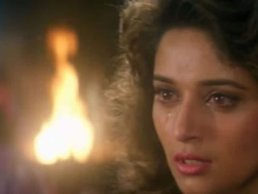  'प्रेम प्रतिज्ञा' या चित्रपटाच्या शूटिंगदरम्यान त्या वेळी माधुरी दीक्षितची अवस्था खूपच वाईट झाली होती. धक-धक गर्ल खूपच घाबरली होती. माधुरी जेव्हा हा चित्रपट करत होती, तेव्हा ती इंडस्ट्रीत नव्याने आली होती.