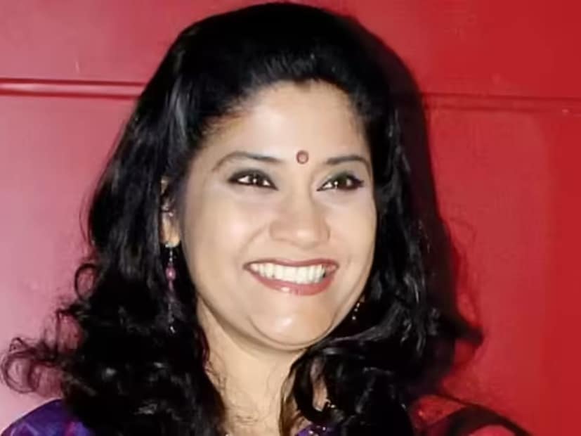  रेणुका शहाणे यांनी आपल्या सहज-सुंदर अभिनयाने आणि निखळ हास्याने सर्वांनाच भुरळ पाडली आहे. 90 च्या दशकातील अनेक लोकप्रिय चित्रपटांत त्या महत्त्वपूर्ण भूमिकेत झळकल्या आहेत. रेणुका शहाणे यांचाही मोठा चाहतावर्ग आहे. 'धक धक गर्ल' माधुरी दीक्षितही रेणुका शहाणे यांची मोठी चाहती आहे.