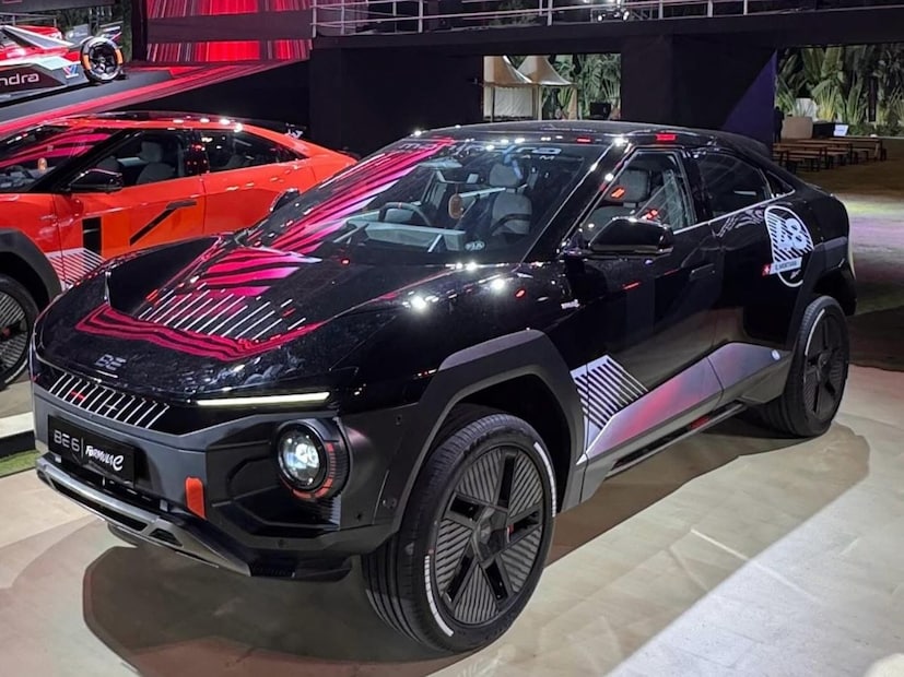 Mahindra BE 6 Formula E Edition बॅटरी आणि रेंज - बॅटरी आणि रेंजबद्दल बोलायचं झालं तर BE6 स्पेशल एडिशनमध्ये 79kWh क्षमतेचा बॅटरी पॅक दिला आहे, जो मागील-एक्सल माउंटेड इलेक्ट्रिक मोटरसह जोडलेला आहे. हा सेटअप २८६ बीएचपी पॉवर आणि ३८० एनएम इतका टॉर्क जनरेट करतो. कंपनीने दावा केला आहे की, एकदा चार्ज केल्यावर ही कार 682 किमीची रेंज देईल. 