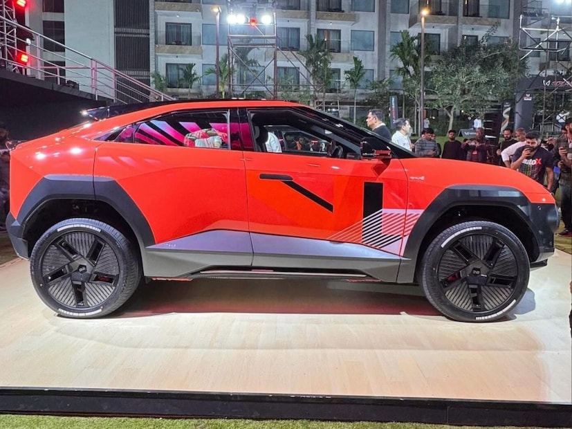 Mahindra BE 6 Formula E Edition च्या डिझाइनबद्दल बोलायचं झालं तर ही एक पूर्ण स्पोर्टी लूक देते. आधीच्या कारपेक्षा थोडेफार बदल करण्यात आले आहे. समोर गोल LED प्रोजेक्टर हेडलॅम्प दिला आहे, बनावट आणि चांदीच्या बॅश प्लेटसह सुधारित फ्रंट आणि रीअर बंपर आहेत. यात नवीन एरो डिझाइनसह तब्बल 20-इंचाचे अलॉय व्हील्स देखील आहेत.