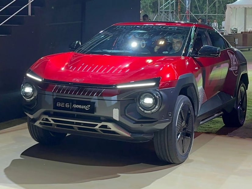 तसंच,  फ्रंट क्वार्टर पॅनल्सवरील डेकल्स, बंपरवर ब्लॅक बॉडी क्लॅडिंग, फिक्स्ड ग्लास रूफ, बोनेट आणि छतावर 'फॉर्म्युला ई-प्रेरित १२-स्ट्राइप ग्राफिक' आणि एक्सक्लुझिव्ह फॉर्म्युला ई बॅजिंग यांचा समावेश आहे.