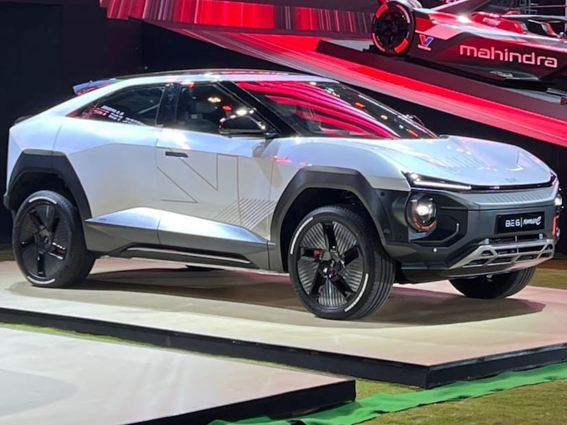 BE 6 Formula E Edition मध्ये  BE 6 पेक्षा अनेक चांगल्या प्रकारे डिझाईनवर भर दिला आहे. अनेक नवीन फिचर्स दिले आहे.  Mahindra BE 6 Formula E ही ४ रंग पर्यायांमध्ये उपलब्ध आहे  Stealth Black, Tango Red, Everest White आणि Firestorm Orange.