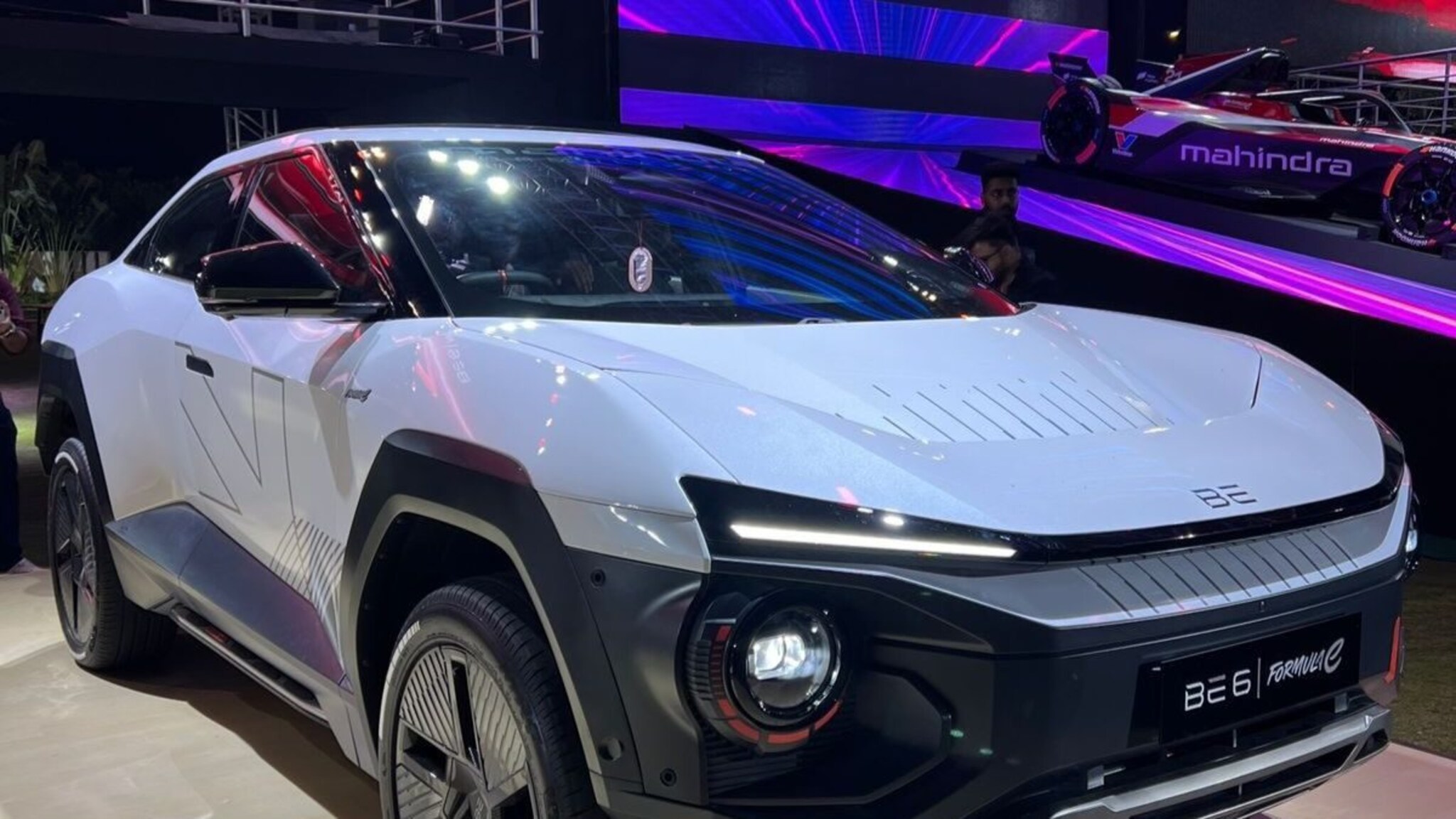 Mahindra ने आणली सुपरफास्ट Car, एका चार्जमध्ये मुंबई-पुणे 4 वेळा बिनधास्त फिरा,लूक पाहून पडाल प्रेमात