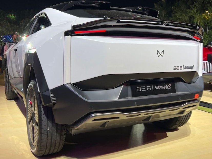 Mahindra ने आपल्या या BE 6 Formula E Edition साठी पहिल्या ९९९ ग्राहकांसााठी स्पेशल ऑफर दिली आहे. याामध्ये महिंद्रा ची फॉर्मुला E कारवर नाव नोंदवण्याची संधी,  महिंद्रा रेसिंग कलेक्टरचा बॉक्स आणि Alpine Formula-1 रिजर्व ड्रायव्हर कुश मॅनीसोबत एकदा ट्रॅकवर अनुभव घेण्याची संधी आहे. ३ नशिबवान  विजेत्यांना 2026 मध्ये लंडन होणाऱ्या ई-प्रीमध्ये सहभागी होता येईल.  