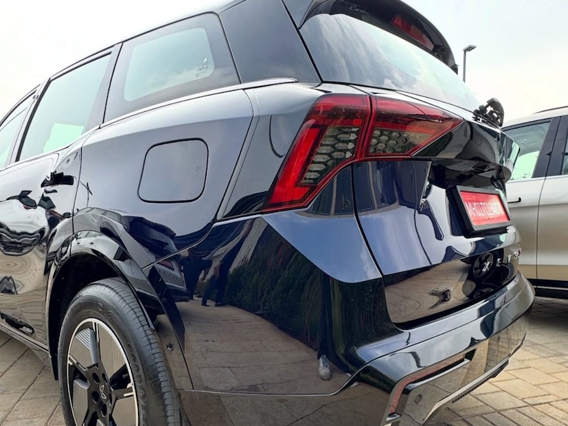 Mahindra XEV 9S मध्ये दोन बॅटरीचे पर्याय दिले आहे. यामध्ये एक 59 kWh आणि 79 kWh क्षमेच्या दोन बॅटरी दिल्या आहेत. 