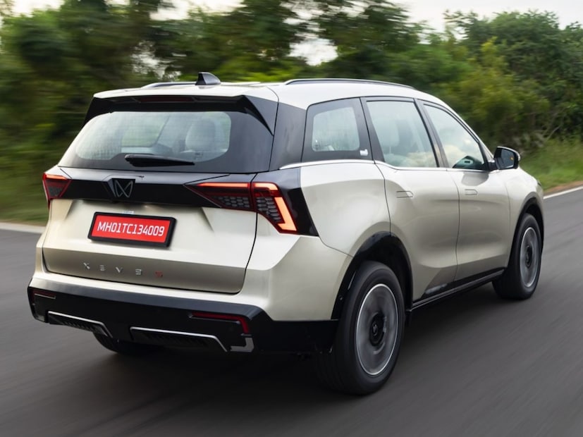 तसंच 18 इंच अलॉय व्&#x200d;हील्&#x200d;स, पॅनोरमिक सनरूफ, एलईडी हेडलाइट्स, एलईडी टेल लाइट, पावर्ड ड्राइवर सीट, फ्लश डोअर हँडल, ड्यूल जोन ऑटो एसी, की-लेस एंट्री सारखे फिचर्स दिले आहे. 