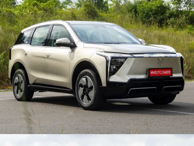 Mahindra XEV 9S मध्ये प्रीमियम असे फिचर्स दिले आहे. याामध्ये अडेप्&#x200d;टिव्ह क्रुज कंट्रोल, ड्रायव्हिंगसाठी अनेक मोड्स, बूस्&#x200d;ट मोड, एलईडी डीआरएल, सिक्&#x200d;वेंशल टर्न इंडिकेटर, लेदर रॅप इंटररियर दिलं आहे. 