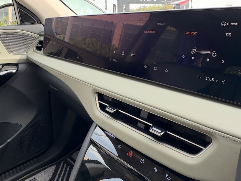 एवढंच नाहीतर, विंडशील्&#x200d;डसाठी ऑटो डिफॉगर, ट्रिपल स्&#x200d;क्रीन सुद्धा दिली आहे. नुकतीच टाटा सियाराने आपल्या गााडीत ट्रिपल स्क्रिन दिली आहे. त्यानंतर आता महिंद्रानेही ट्रिपल स्क्रिन दिली आहे.