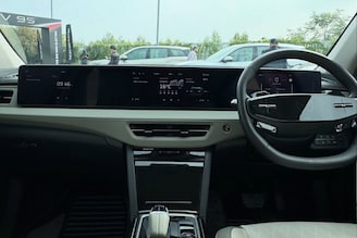 Tata च्या नंतर Mahindra चा धमाका,आणली 7 सीटर SUV, फिचर्समध्ये किंग!