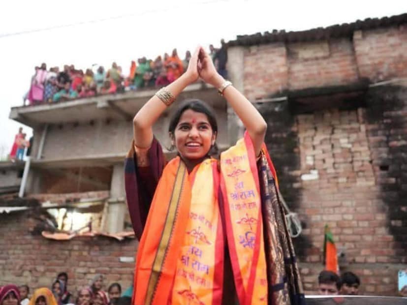  मैथिली म्हणाली,"आता पुढच्या पाच वर्षांसाठी मी सज्ज आहे. मी बिहारची लेक आहे. कारण लोकांनी मला राजकारणी म्हणून न पाहता आपल्या घरची लेक असल्याचा दर्जा दिला आहे. एक संवेदनशील व्यक्ती राजकारणात आपली जागा निर्माण करू शकतो हे मला दाखवायचं आहे.