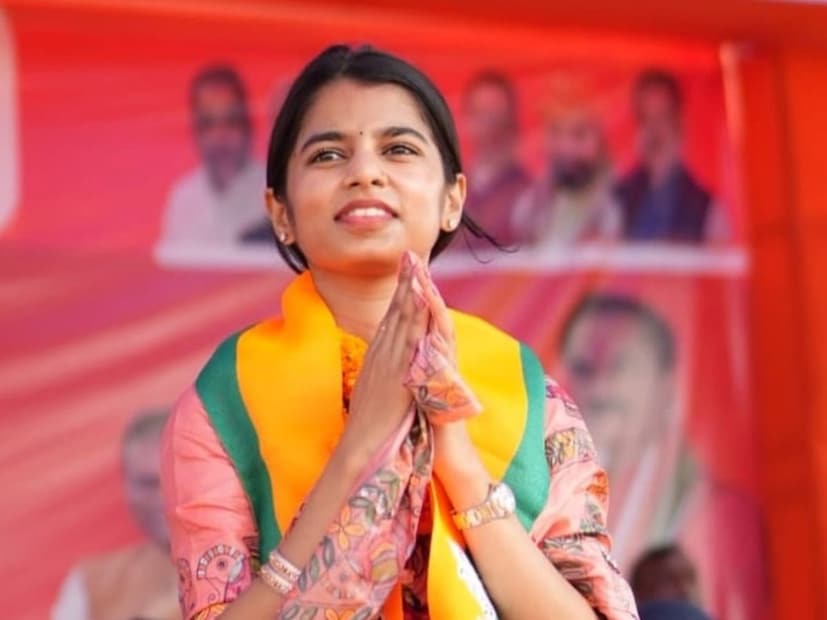  प्रसिद्ध गायिका मैथिली ठाकूर बिहार विधानसभा निवडणुकीत अलीनगर मतदारसंघातून 8300 मतांनी विजयी झाली आहे.