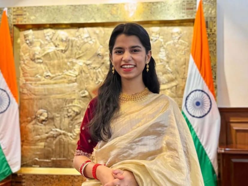  मैथिली पुढे म्हणाली,"येणाऱ्या दिवसांत मला स्वत:ला सिद्ध करायचं आहे. ही माझ्यासाठी चॅलेंजिंग गोष्ट आहे. राजकारणात सक्रीय असले तरी संगीत माझ्यासोबत कायम असणार आहे. संगीताला मी कधीच दूर करणार नाही. आता लोकांसाठी काम करणं हा माझा फुल टाइम जॉब असणार आहे".