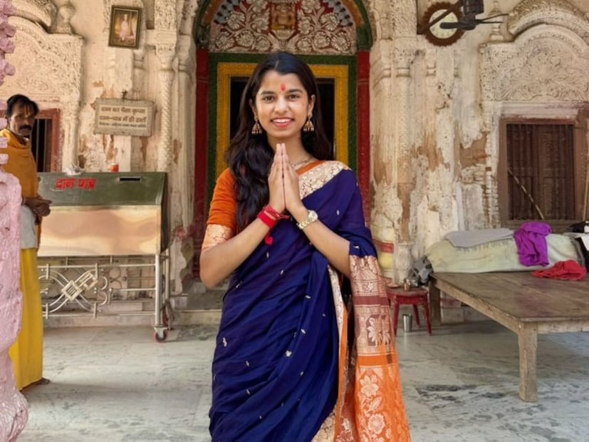  मैथिली ठाकूरचा जन्म 25 जुलै 2000 रोजी बिहारमधील बेनीपट्टी येथे झाला आहे. तिने हिंदी, मराठी, उर्दू, भोजपुरी, पंजाबी, तमिळ, इंग्रजीसह विविध भाषांत गाणी गायली आहेत.