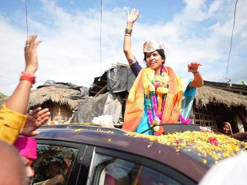  मैथिलीने आपल्या करिअरची सुरुवात 'रायझिंग स्टार' या लोकप्रिय कार्यक्रमाच्या माध्यमातून केली. या कार्यक्रमात मैथिल अंतिम टप्प्यात पोहोचली होती. पण फक्त दोन मत कमी मिळाल्याने ती उपविजेती ठरली होती.