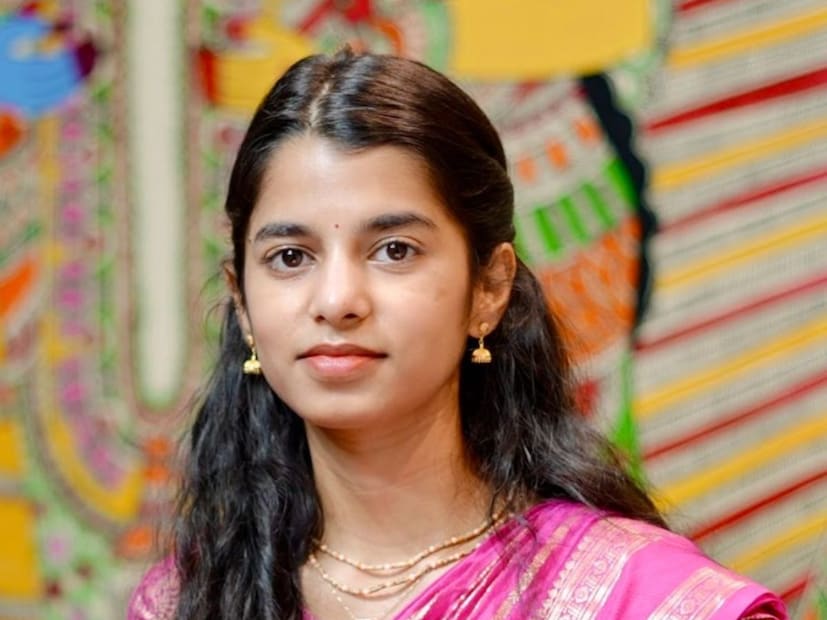  मैथिली ठाकूर सोशल मीडियावर चांगलीच सक्रीय आहे. तिने गाणं गातानाचे व्हिडीओ सोशल मीडियावर व्हायरल होत असतात. मैथिली आता गायन आणि राजकारण अशा दुहेरी जबाबदाऱ्या सांभाळताना दिसून येईल.