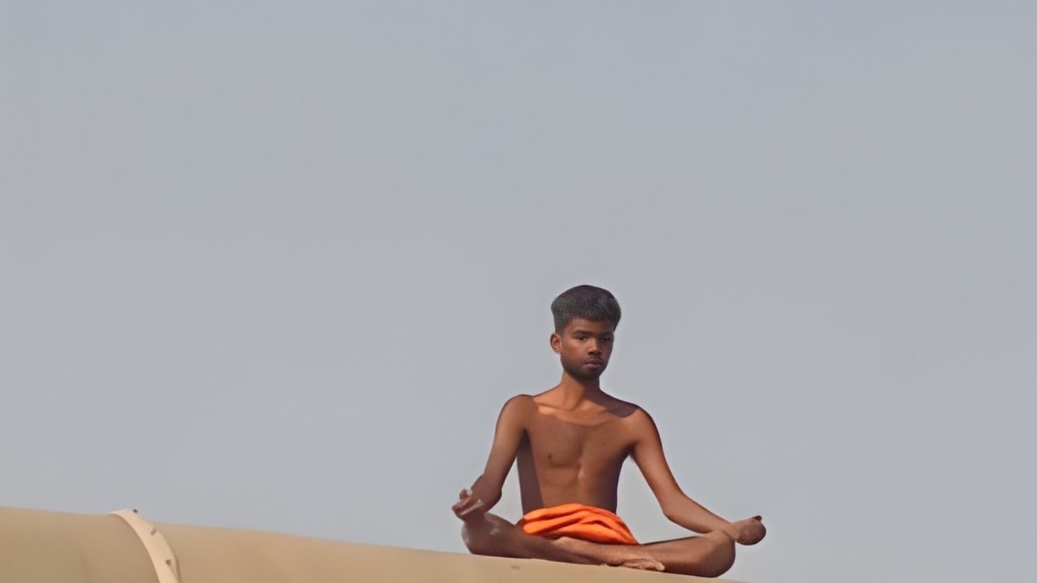 अबब! ना डोंगर, ना जंगल, ना पाणी; अशा ठिकाणी तपस्येला बसली व्यक्ती; बडेबडे संन्यासीही पाहून घाबरतील