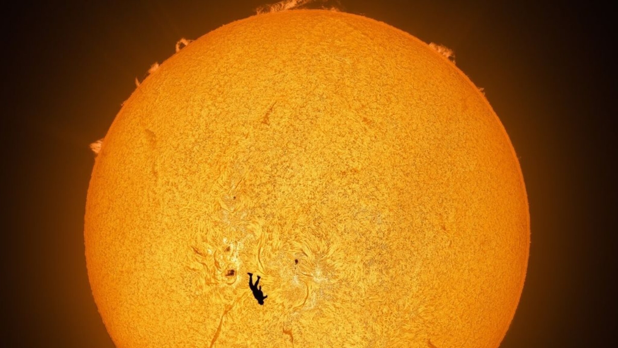 OMG! धगधगत्या सूर्यावर माणूस, फोटोग्राफरने टिपलं अद्भुत दृश्य; हे कसं शक्य आहे?