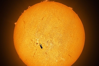 OMG! धगधगत्या सूर्यावर माणूस, फोटोग्राफरने टिपलं अद्भुत दृश्य; हे कसं शक्य आहे?