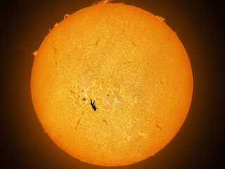 OMG! धगधगत्या सूर्यावर माणूस, फोटोग्राफरने टिपलं अद्भुत दृश्य; हे कसं शक्य आहे?