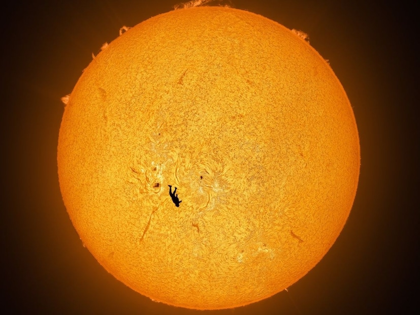 आतापर्यंत माणूस चंद्रावर गेला, आता मंगळावर जाण्याचीही तयारी सुरू आहे. पण सूर्यावर जाण्याचा विचार ज्याला आणखी किती वर्षे लागतील ते सांगू शकत नाही. असं असताना सूर्यावर चक्क एक माणूस दिसला आहे. हा फोटो सोशल मीडियावर तुफान व्हायरल होतो आहे.